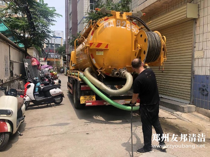 雨季来临 郑州家属院清理化粪池、下水道清理正当时